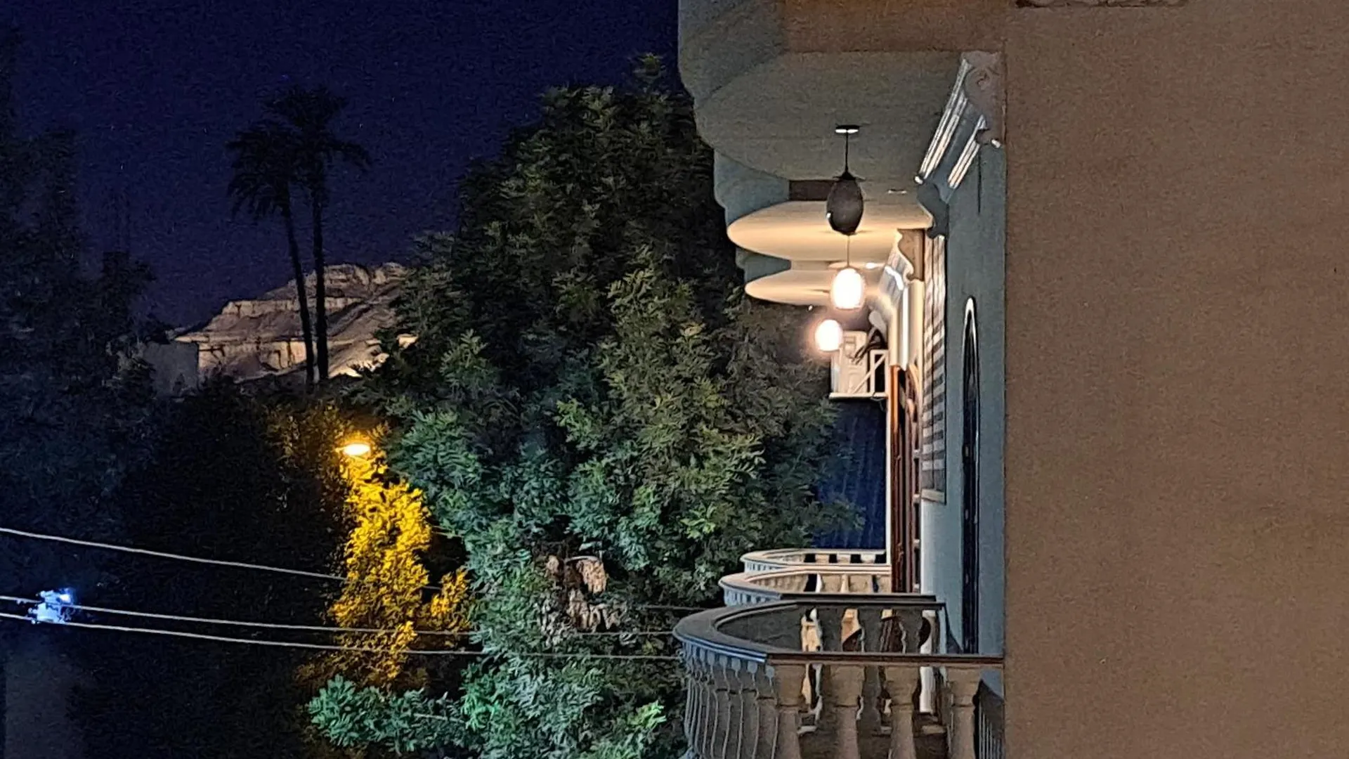 Moon Fourteen2 Luxor